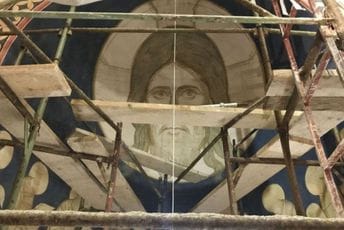 Skele i freskopisci glavni gosti crkve u Manastiru Župa Cijela unutrašnjost crkve zakrčena skelama