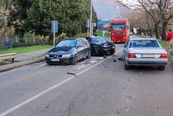Udes u Baru: Učestvovala tri vozila, povrijeđena jedna osoba Udes u Baru: Učestvovala tri vozila, povrijeđena jedna osoba