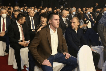 Vučić sa ministrima ponovo šalje sina na proslavu neustavnog Dana RS-a Vučić sa ministrima ponovo šalje sina na proslavu neustavnog Dana RS-a