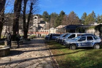 Nalaganje badnjaka na Cetinju uz pripadnike UP Nalaganje badnjaka na Cetinju uz pripadnike UP