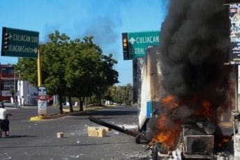 Haos prilikom hapšenja El Čapovog sina u Meksiku: Najmanje 29 stardalih Haos prilikom hapšenja El Čapovog sina u Meksiku: Najmanje 29 stardalih