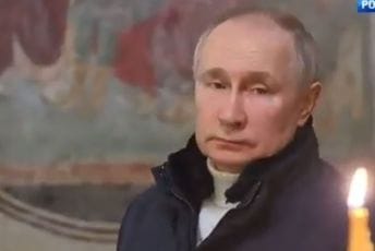Putin sam na božićnoj liturgiji (VIDEO) Putin sam na božićnoj liturgiji (VIDEO)
