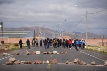 Novi sukobi u Peruu: Demonstranti pokušali da zauzmu aerodrom, policija koristila suzavac Novi sukobi u Peruu: Demonstranti pokušali da zauzmu aerodrom, policija koristila suzavac