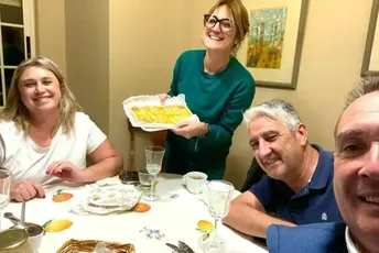 “Dobro veče, došao sam da večeram”: Ovaj gradonačelnik svake noći ide – od vrata do vrata “Dobro veče, došao sam da večeram”: Ovaj gradonačelnik svake noći ide – od vrata do vrata