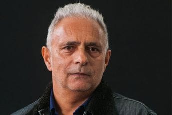 Hanif Kurejši doživio veliku nezgodu u Rimu: Nepokretan je, juče se obratio javnosti Hanif Kurejši doživio veliku nezgodu u Rimu: Nepokretan je, juče se obratio javnosti