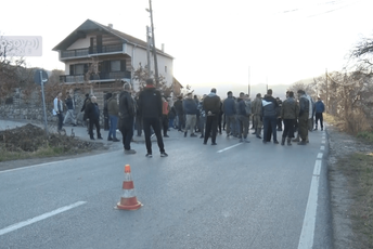 Majka ranjenog dječaka na Kosovu: Napadač nije pucao na djecu, povrijeđeni su od metka koji se odbio od asfalta Majka ranjenog dječaka na Kosovu: Napadač nije pucao na djecu, povrijeđeni su od metka koji se odbio od asfalta