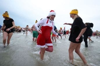 "Skok u Novu godinu": Kupanje u hladnom moru okupilo 5.000 ljudi "Skok u Novu godinu": Kupanje u hladnom moru okupilo 5.000 ljudi