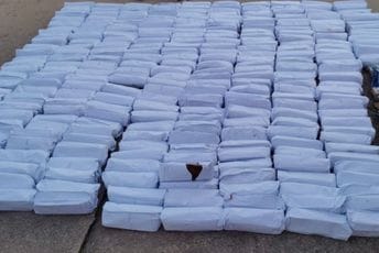 Zbog nedozvoljene trgovine preko 300 kg rezanog duvana: Uhapšeni Bjelopoljac i državljanin Albanije Zbog nedozvoljene trgovine preko 300 kg rezanog duvana: Uhapšeni Bjelopoljac i državljanin Albanije