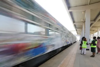 U Nigeriji naoružani napadači oteli 30 ljudi sa željezničke stanice U Nigeriji naoružani napadači oteli 30 ljudi sa željezničke stanice