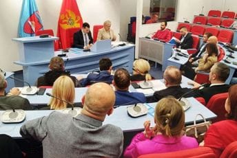 Smoloviću povjeren novi mandat za prvog čovjeka Opštine Bijelo Polje Smoloviću povjeren novi mandat za prvog čovjeka Opštine Bijelo Polje