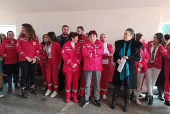 Ljekari protestovali uz zvuke sirena: Traže da prestanu da ih maltretiraju i ponižavaju (FOTO / VIDEO) Ljekari protestovali uz zvuke sirena: Traže da prestanu da ih maltretiraju i ponižavaju (FOTO / VIDEO)