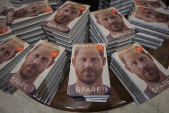 Ludnica u knjižarama: Harijeva autobiografija stigla u Veliku Britaniju Ludnica u knjižarama: Harijeva autobiografija stigla u Veliku Britaniju