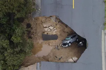 Kalifornija: Vozila 'progutana' pri urušavanju puta, poplave izazvale brojne neprilike Kalifornija: Vozila 'progutana' pri urušavanju puta, poplave izazvale brojne neprilike