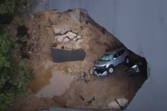 (VIDEO) Automobili propali kroz ogromnu rupu na cesti u Los Anđelesu (VIDEO) Automobili propali kroz ogromnu rupu na cesti u Los Anđelesu