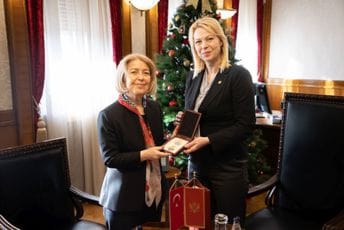 Ozan: Crnoj Gori potrebna politička stabilnost i dijalog kako bi postala prva naredna članica EU Ozan: Crnoj Gori potrebna politička stabilnost i dijalog kako bi postala prva naredna članica EU