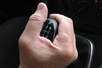 Ruka stalno na mjenjaču - evo zbog čega je ta navika loša Ruka stalno na mjenjaču - evo zbog čega je ta navika loša