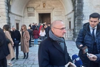 Grlić Radman bio u Kotoru, ali nije bilo nikoga iz rukovodstva naše Vlade Grlić Radman bio u Kotoru, ali nije bilo nikoga iz rukovodstva naše Vlade