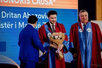 Abazović sa Ramom, uručen mu počasni doktorat privatnog univerziteta u Tirani Abazović sa Ramom, uručen mu počasni doktorat privatnog univerziteta u Tirani