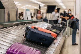 Ko zna kuda je sve ‘letio’: Vratili joj izgubljeni prtljag nakon četiri i po godine Ko zna kuda je sve ‘letio’: Vratili joj izgubljeni prtljag nakon četiri i po godine