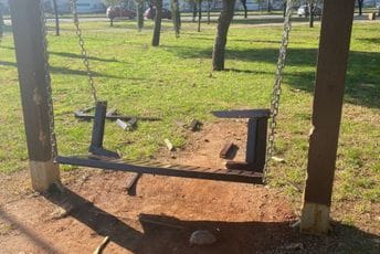 (FOTO) Park Đorđa Balaševića ponovo na meti vandala, Zeković: Vandalizam proizvodi ogromne troškove, uvesti video nadzor i redare (FOTO) Park Đorđa Balaševića ponovo na meti vandala, Zeković: Vandalizam proizvodi ogromne troškove, uvesti video nadzor i redare