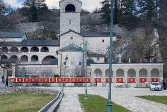 "Simbol borbe": Na Cetinjskom manastiru i crkvi na Ćipuru postavljene nove crnogorske zastave