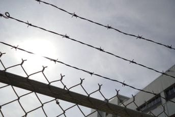 Policajci skopskog zatvora osumnjičeni za pomaganje zatvoreniku da pobjegne Policajci skopskog zatvora osumnjičeni za pomaganje zatvoreniku da pobjegne