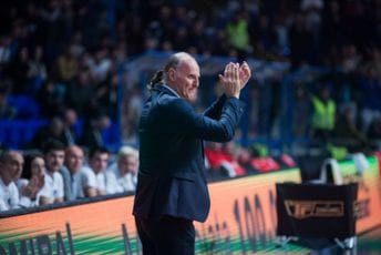 Duško Ivanović u "Morači" dočekan uz ovacije, poklonili mu i dres podgoričkog kluba Duško Ivanović u "Morači" dočekan uz ovacije, poklonili mu i dres podgoričkog kluba