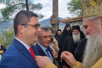 Kadrovi DF-a i Demokrata donirali Crkvi Srbije milione eura svih građana Kadrovi DF-a i Demokrata donirali Crkvi Srbije milione eura svih građana