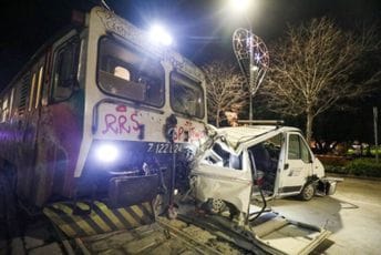 Voz udario kombi u Puli i gurao ga prugom nekoliko stotina metara Voz udario kombi u Puli i gurao ga prugom nekoliko stotina metara