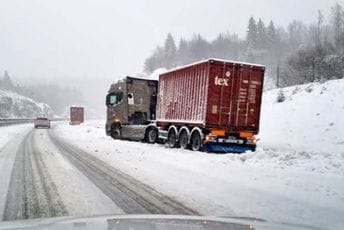 Snijeg napravio haos u Hrvatskoj: Brojni udesi i problemi na putevima Snijeg napravio haos u Hrvatskoj: Brojni udesi i problemi na putevima