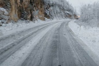 Evo zašto sa električnim automobilima i hibridima treba biti posebno oprezan po snijegu