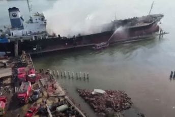 Zapalio se naftni tanker na Tajlandu, najmanje jedna osoba poginula Zapalio se naftni tanker na Tajlandu, najmanje jedna osoba poginula