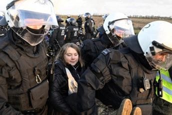 (VIDEO) Uhapšena Greta Tunberg: Nasmijana pozira dok je odvode policajci
