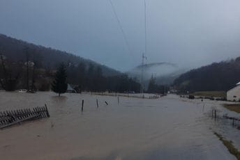 Potop na sjeveru: Jednim se putem ne može jer je poplavljen, bujični potoci slivaju se sa brda Potop na sjeveru: Jednim se putem ne može jer je poplavljen, bujični potoci slivaju se sa brda