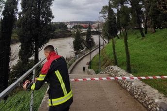 Šetalište uz Moraču van upotrebe do poboljšanja vremenskih uslova Šetalište uz Moraču van upotrebe do poboljšanja vremenskih uslova
