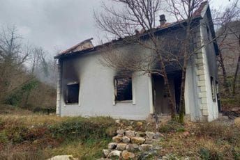 Izgorjela kuća u požaru na Cetinju Izgorjela kuća u požaru na Cetinju