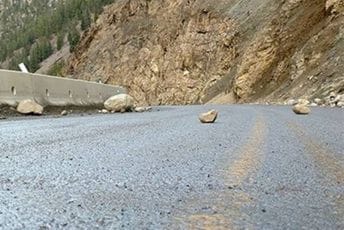 Kolovozi suvi, sitni odroni prijete duž  klisura i usjeka