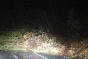 Klizište zaustavilo saobraćaj između Rožaja i Berana Klizište zaustavilo saobraćaj između Rožaja i Berana