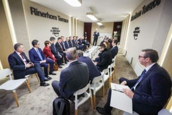 Usamljeni Vučić o rasporedu sjedenja u Davosu: Nisam jadnik, molili me da sjednem u prvi red, nisam htio Usamljeni Vučić o rasporedu sjedenja u Davosu: Nisam jadnik, molili me da sjednem u prvi red, nisam htio