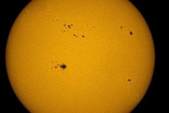 Na Suncu se pojavila pjega veća četiri puta od Zemlje, evo o čemu je riječ Na Suncu se pojavila pjega veća četiri puta od Zemlje, evo o čemu je riječ