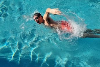 Srbija: Izbrisan tvit ambasadora koji pliva za časni krst Srbija: Izbrisan tvit ambasadora koji pliva za časni krst