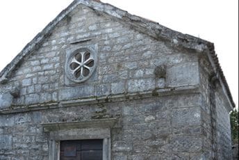 Kako kulturna dobra učiniti nevidljivim: Ostaci arhitektonske plastike Crkve Sv. Petra u Bijeloj Kako kulturna dobra učiniti nevidljivim: Ostaci arhitektonske plastike Crkve Sv. Petra u Bijeloj