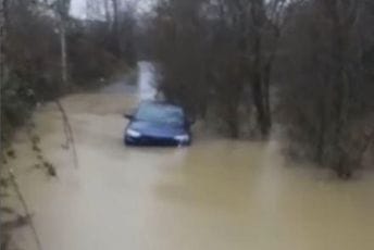 Izbjegnuta nesreća kod Podgorice: Auto počeo da tone, ljudi iz njega uspjeli da isplivaju i domognu se obale