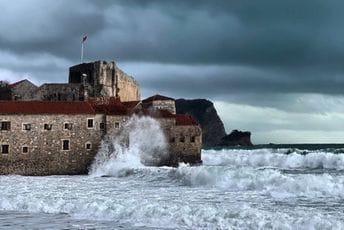 Jaki talasi, ulice se bijele od grada: Pogledajte kako je u Budvi (FOTO)