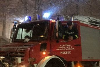 Nikšić: Po nevremenu krenuli u “šetnju”, pa ih iza ponoći spašavali vatrogasci Nikšić: Po nevremenu krenuli u “šetnju”, pa ih iza ponoći spašavali vatrogasci