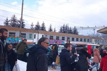 Kolaps na pruzi Bar – Bijelo Polje: Putnici noć proveli u vozovima bez grijanja Kolaps na pruzi Bar – Bijelo Polje: Putnici noć proveli u vozovima bez grijanja