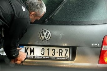 Vozilima s registarskim tablicama kosovskih gradova koje izdaje MUP Srbije zabranjeno kretanje po Kosovu Vozilima s registarskim tablicama kosovskih gradova koje izdaje MUP Srbije zabranjeno kretanje po Kosovu