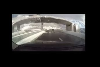 VIDEO: Snijeg i led pali na vozilo na auto-putu VIDEO: Snijeg i led pali na vozilo na auto-putu