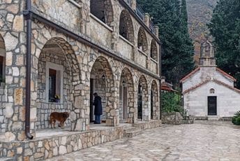 Nelegalni konak dominira manastirskim dvorištem