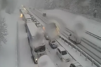 U Sloveniji se zbog snijega formirala kolona duga 57 kilometara, dijelovi Ljubljane bez struje